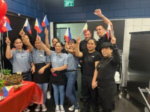 עובדים פיליפינים מרשת ישרוטל חוגגים את יום העצמאות הפיליפיני